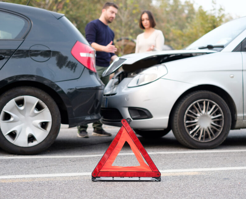 People discussing after a car crash and trying to find an agreement